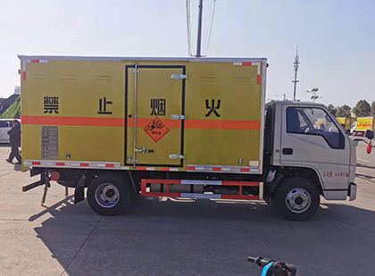 囊谦爆破器材运输车